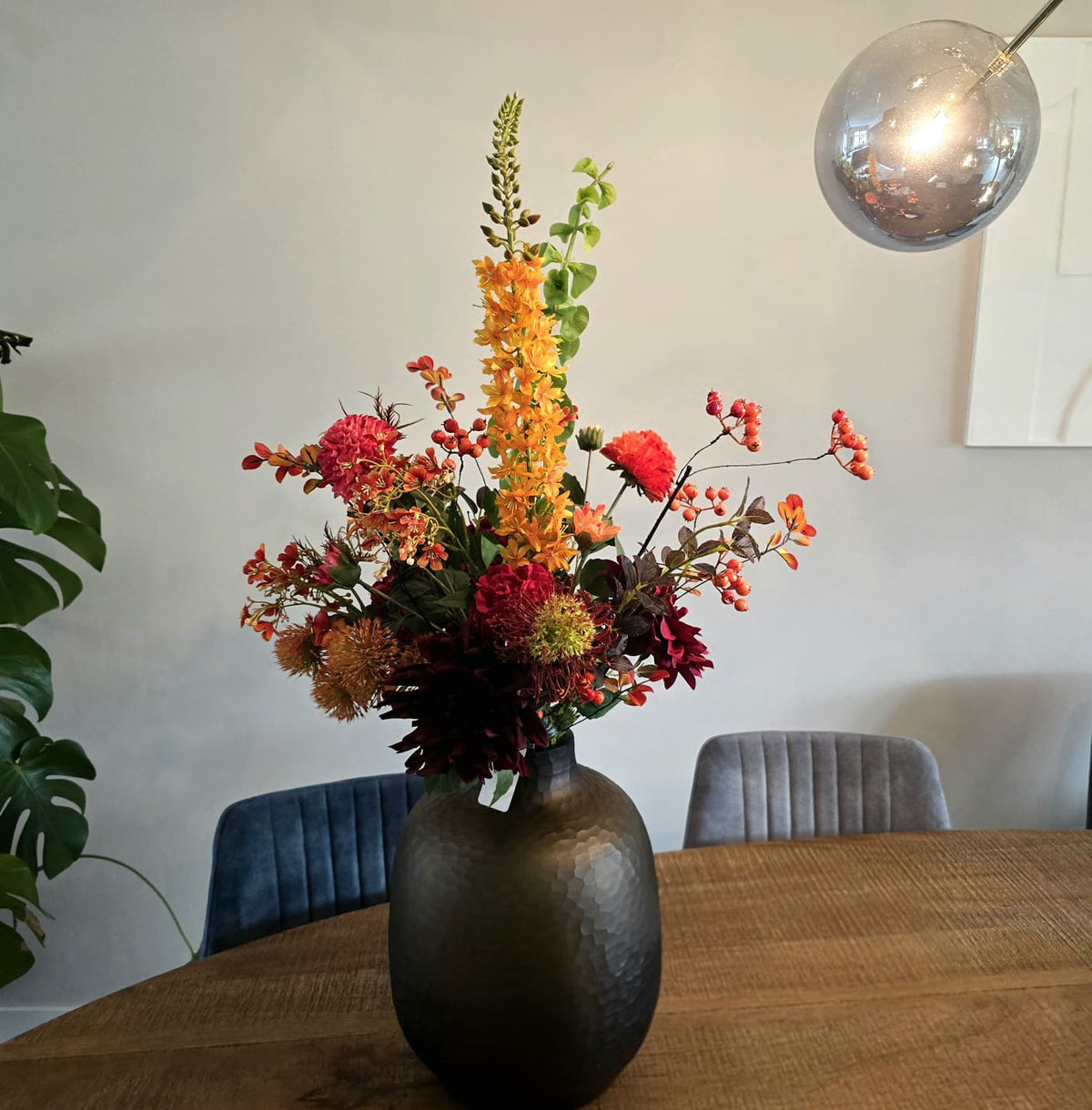 Kundenfoto Kunstblumenstrauß Marie von Fleurisant in Vase Noah auf dem Esstisch im Wohnbereich