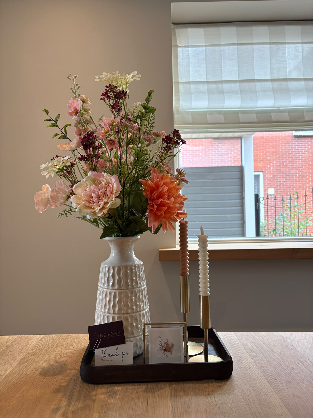 Kundenfoto Real Touch Seidenblumenstrauß Lilly auf dem Esstisch in einer weißen Vase von Fleurisant
