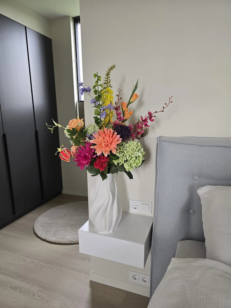 Kundenfoto Seidenblumenstrauß Milou in Vase Finn im Schlafzimmer einer Kundin von Fleurisant