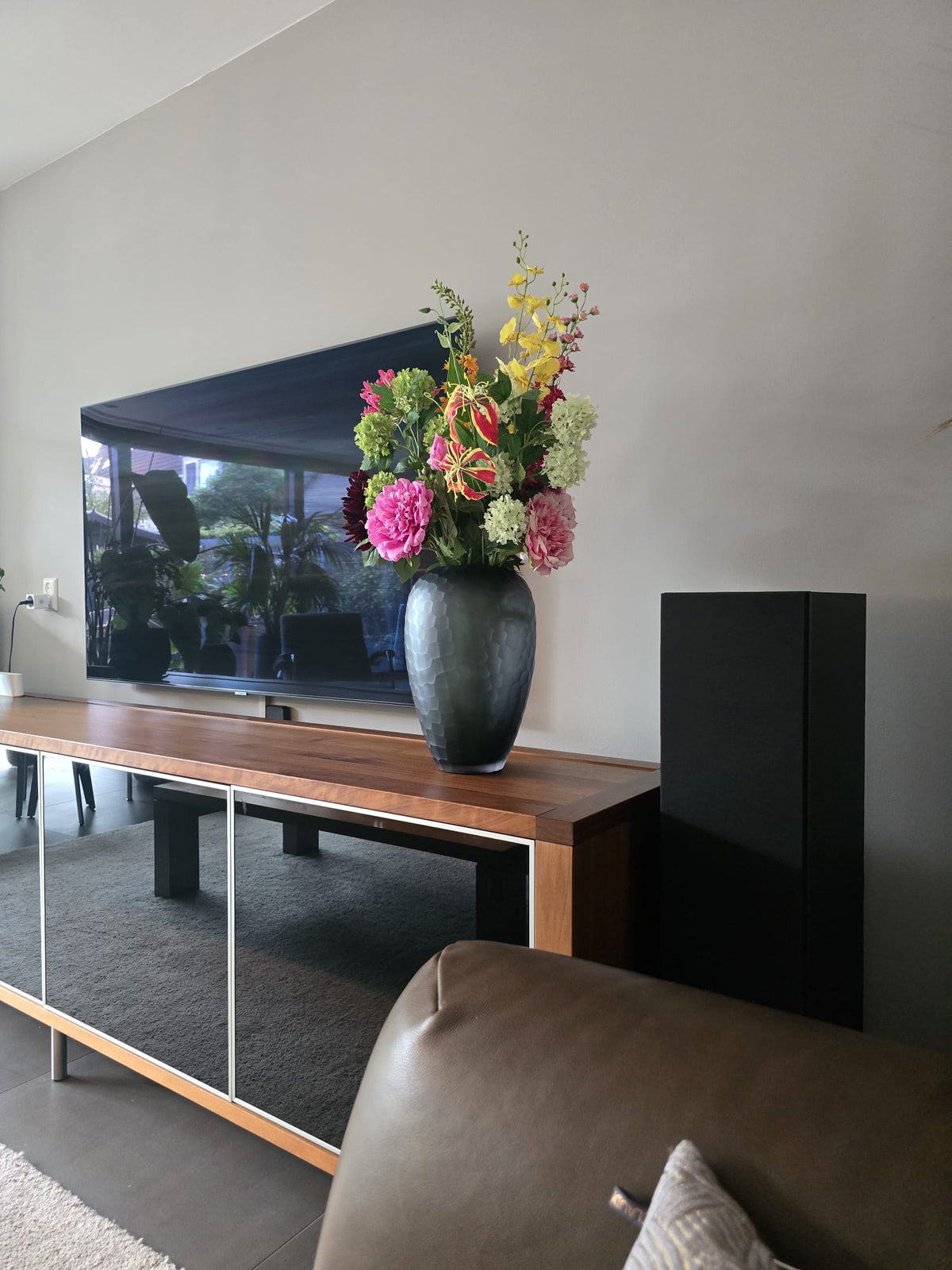 Kundenfoto Seidenblumenstrauß Milou in Vase Levi auf einem Sideboard von Fleurisant.