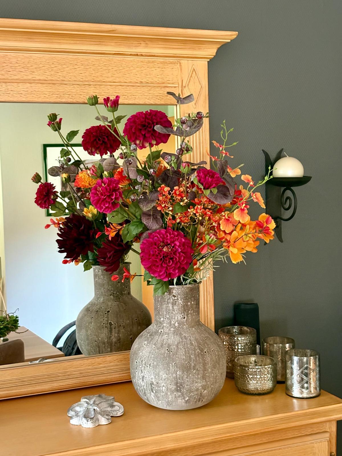 Kundenfoto Seidenblumenstrauß Milou in Vase Levi auf einem Sideboard von Fleurisant