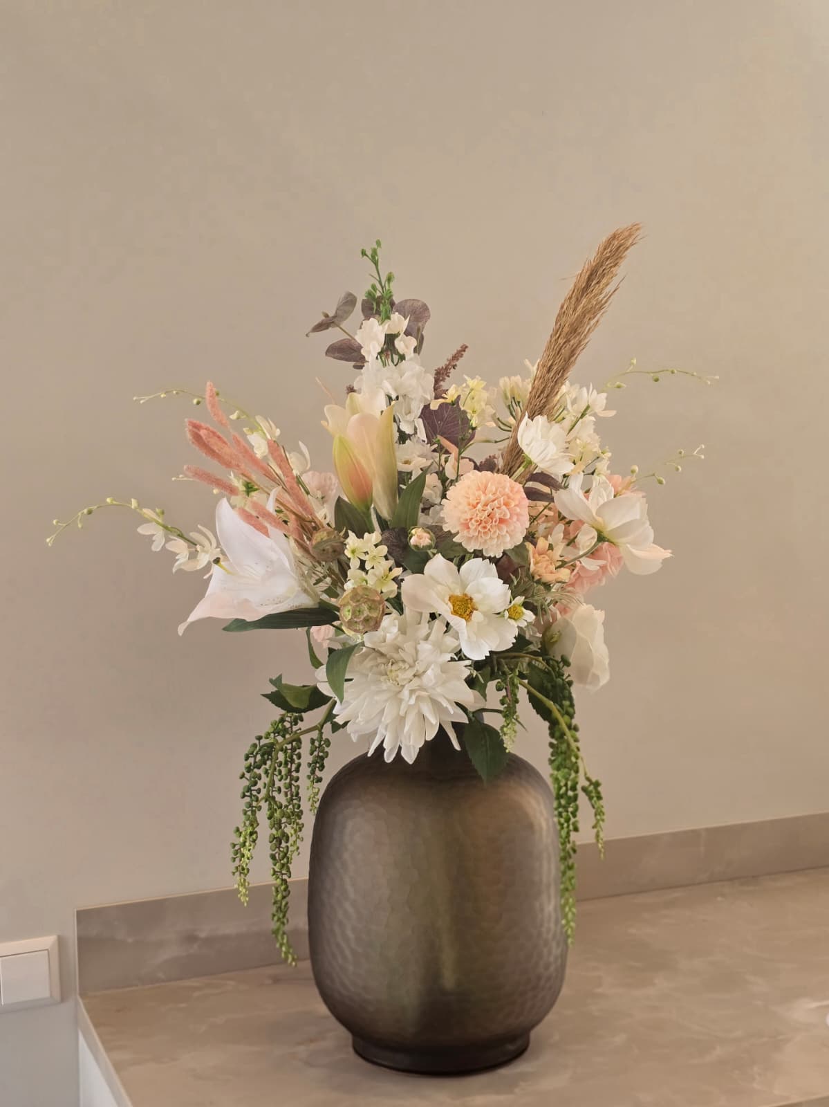 Kundenfoto maßgefertigter Seidenblumenstrauß von Fleurisant in Vase Noah