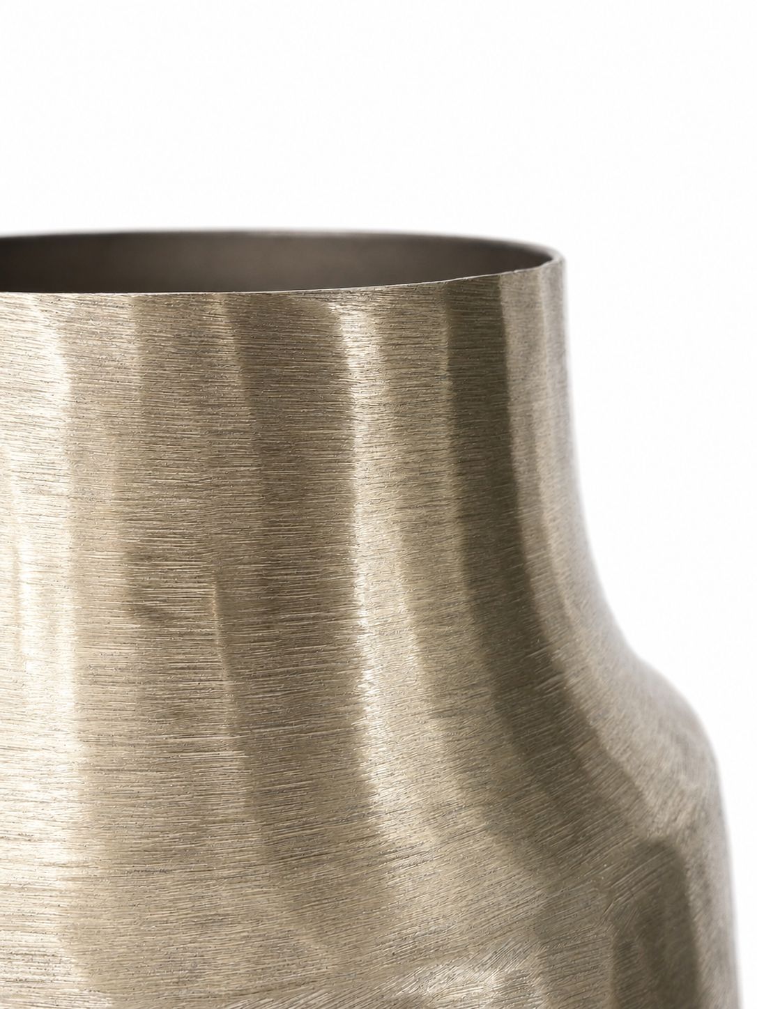 Metallvase Milo in Champagnergold mit strukturierter Oberfläche als elegante Designvase