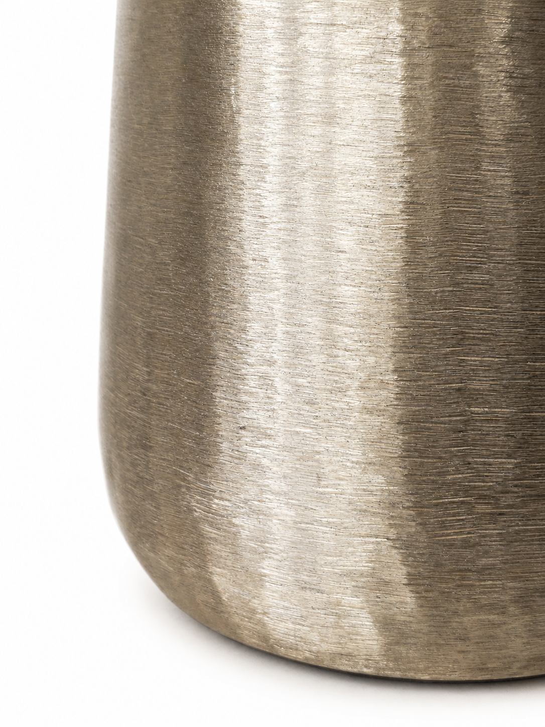 Metallvase Milo in Champagnergold mit strukturierter Oberfläche als elegante Designvase