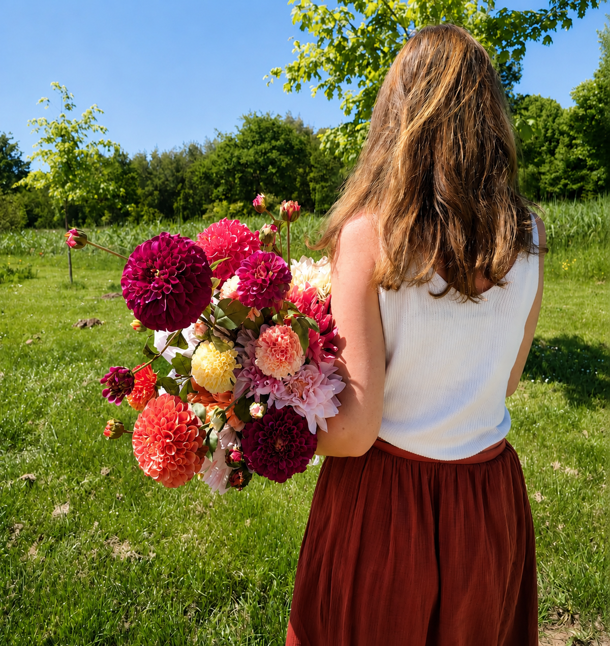 Real Touch Dahlienstrauß von Fleurisant in der Hand einer Frau
