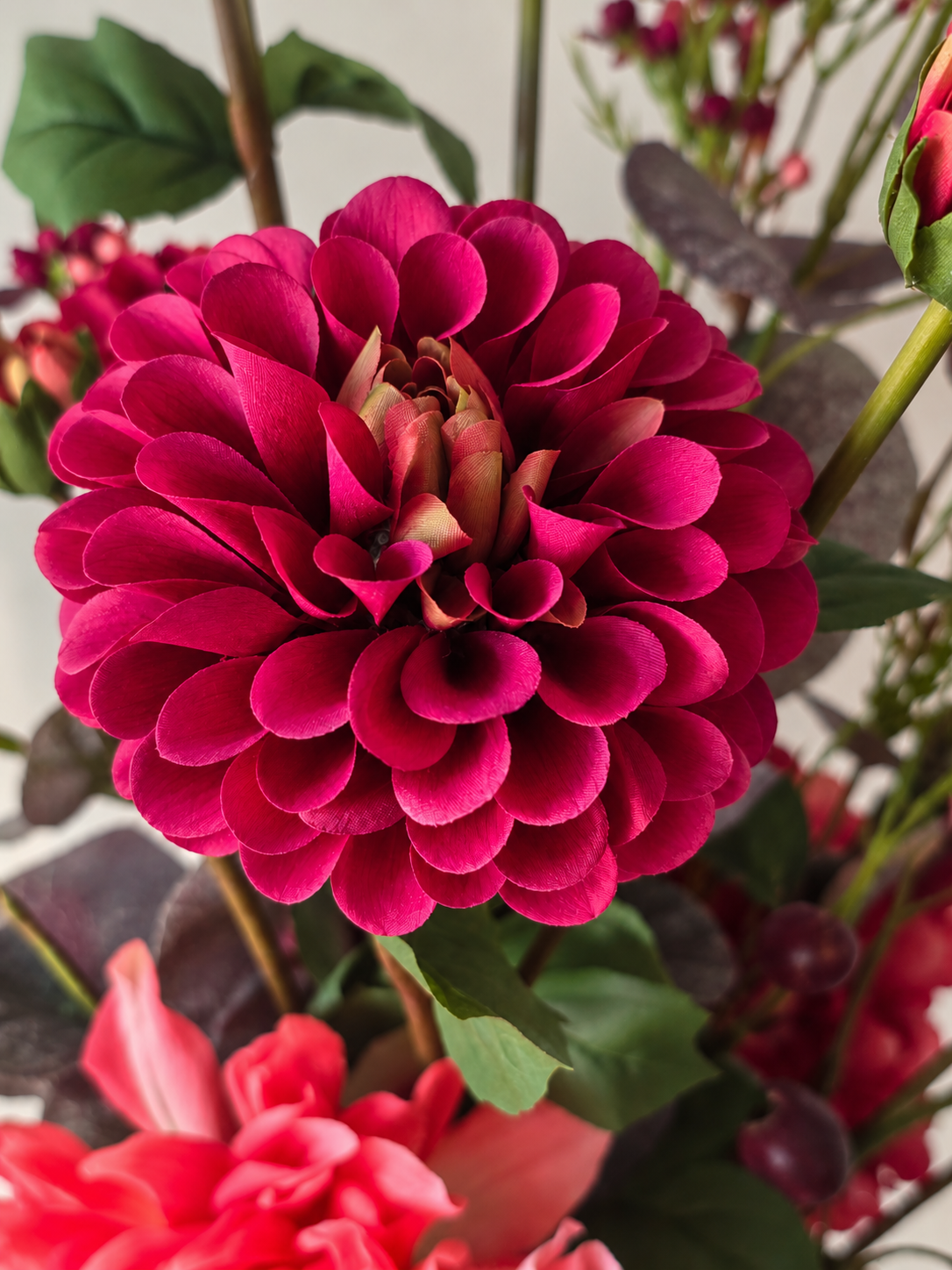 Real Touch Seidenblumenstrauß Ruby close up Dahlia rot