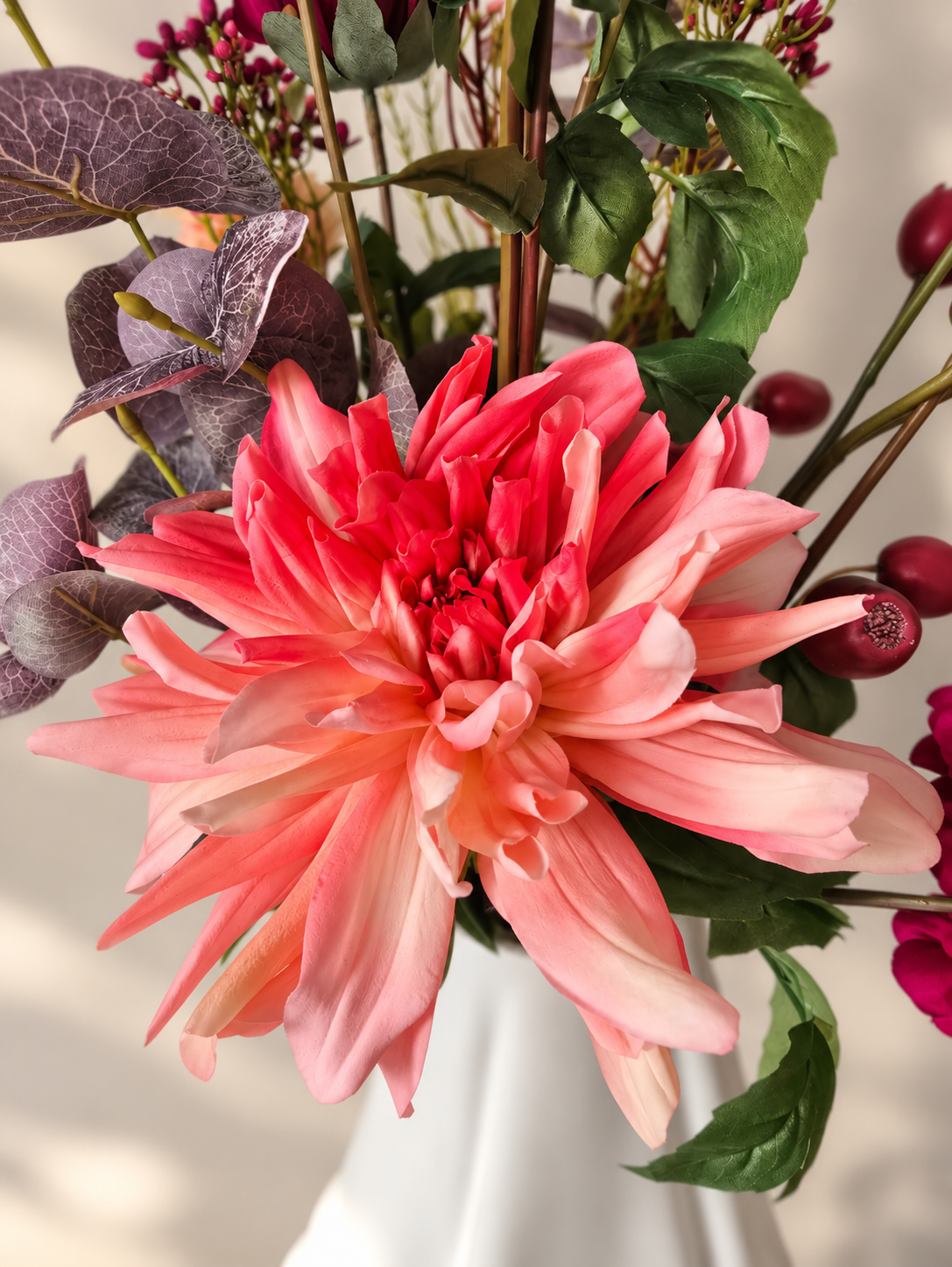 Real Touch Seidenblumenstrauß Ruby close up Dahlia roza weis
