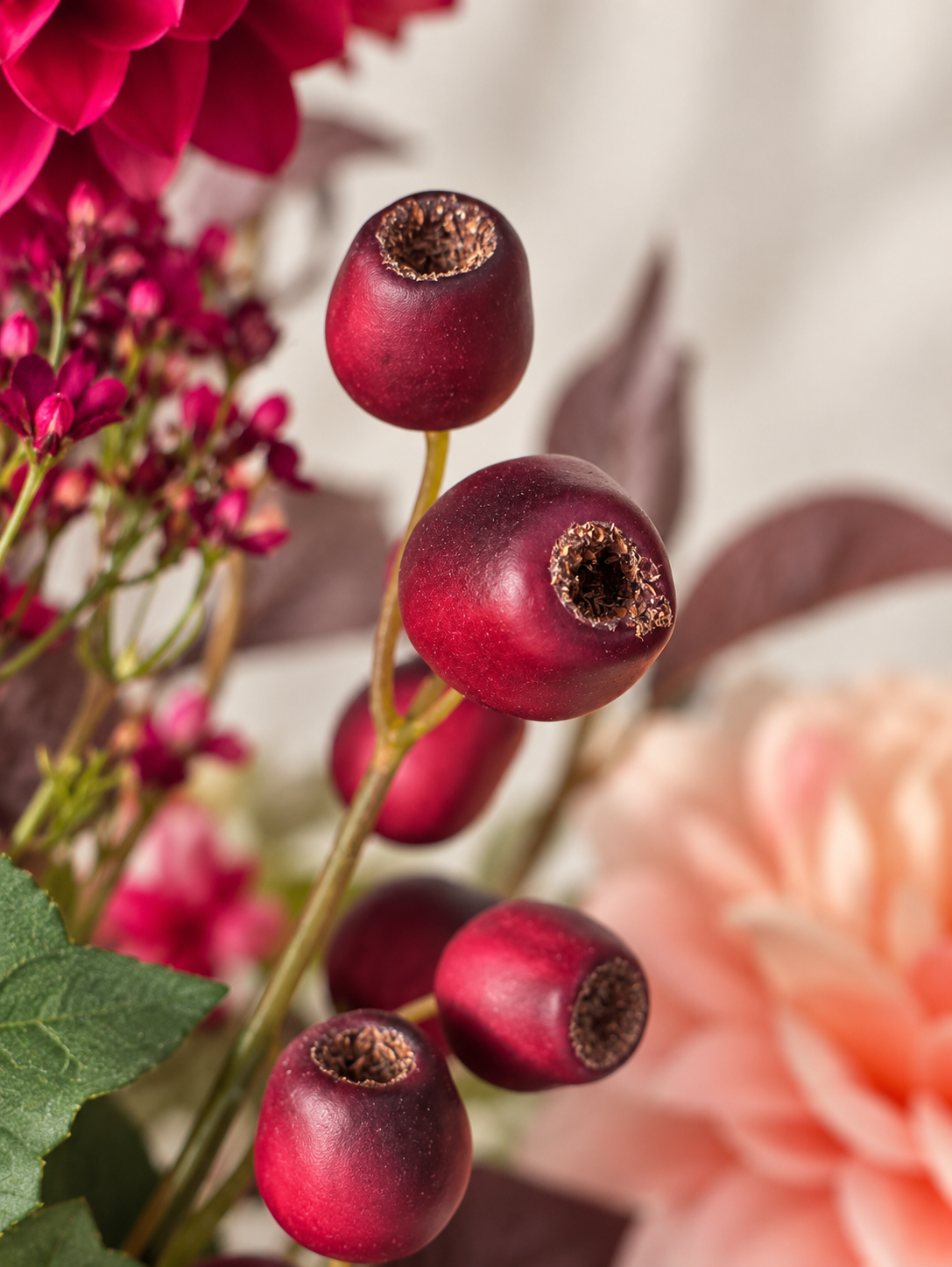 Real Touch Seidenblumenstrauß Ruby close up beeren rot