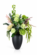 Eleganter Seidenblumenstrauß Ivy mit grünen, cremefarbenen und natürlichen Kunstblumen in luxuriöser Vase