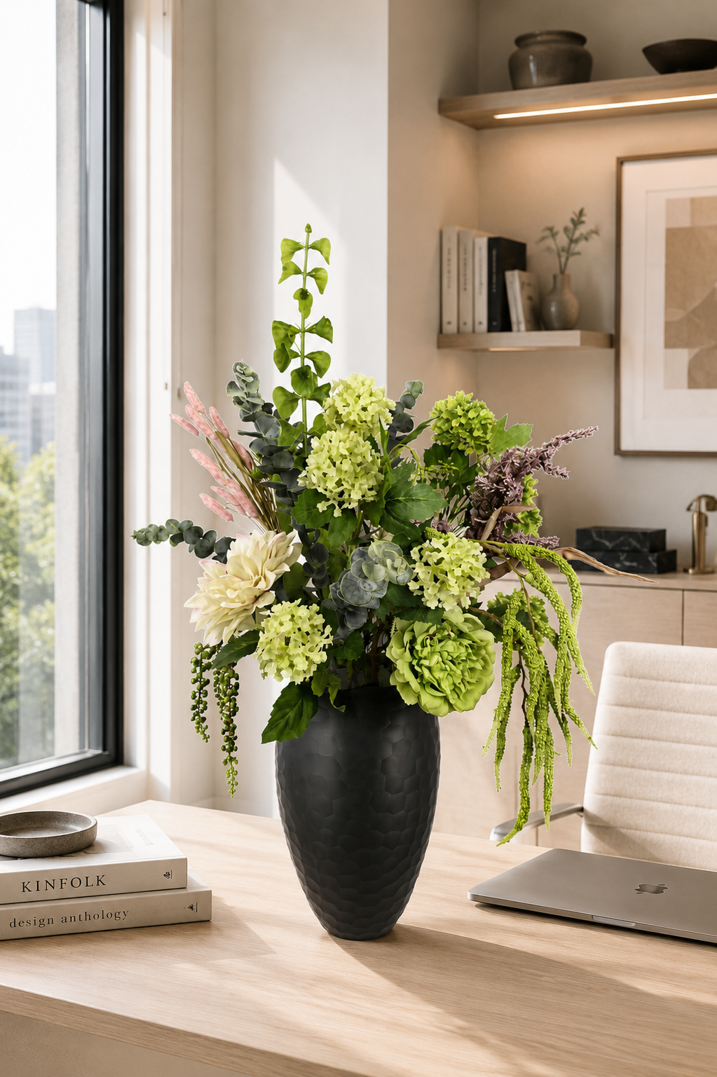 Eleganter Seidenblumenstrauß Ivy mit grünen, cremefarbenen und natürlichen Kunstblumen in luxuriöser Vase