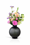 Eleganter Seidenblumenstrauß Clara mit rosa und lilafarbenen Kunstblumen in schwarzer Designvase