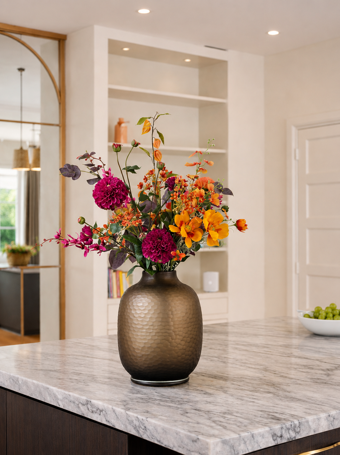 Ausdrucksstarker Seidenblumenstrauß Sophia mit roten, rosa und orangefarbenen Kunstblumen in dunkler Vase