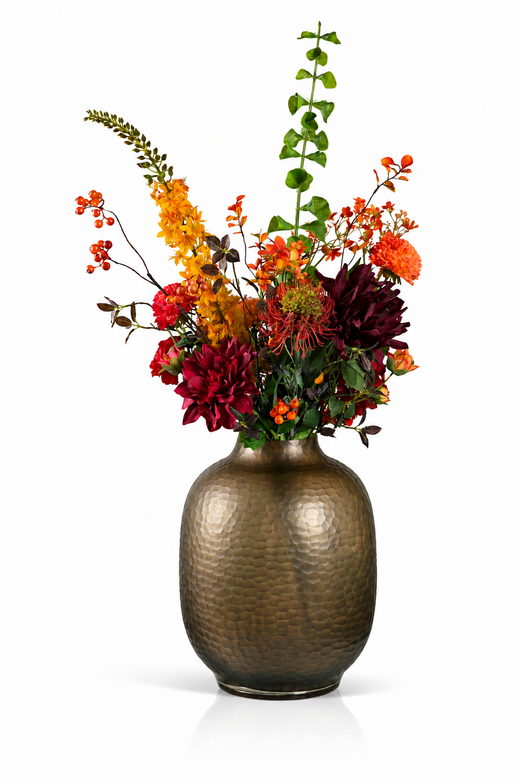Ausdrucksstarker Seidenblumenstrauß Marie mit roten und orangefarbenen Kunstblumen in goldbrauner Vase