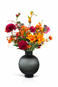 Ausdrucksstarker Seidenblumenstrauß Sophia mit roten, rosa und orangefarbenen Kunstblumen in dunkler Vase