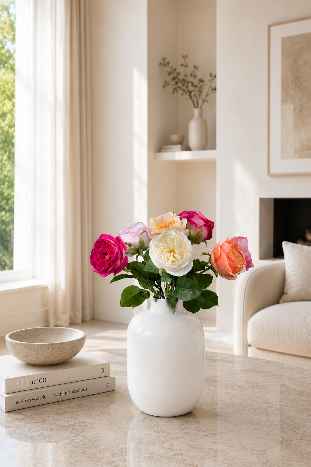 Eleganter Seidenblumenstrauß Damas mit Damaszener-Rosen in dekorativer weißer Vase