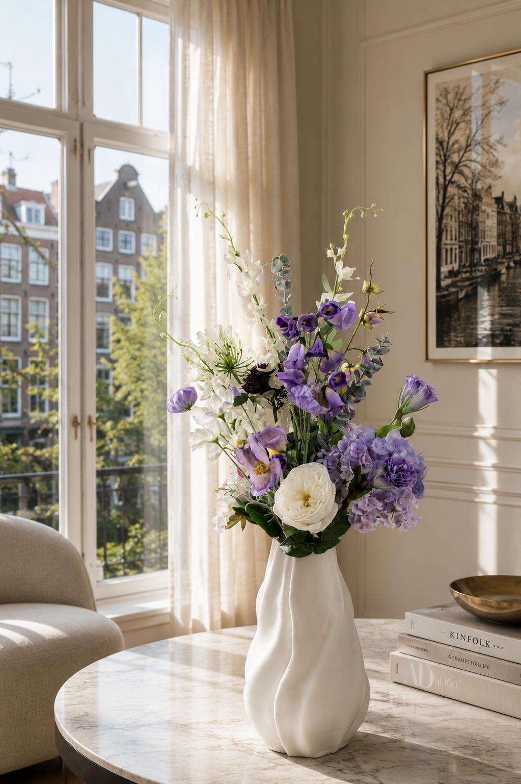 Eleganter Seidenblumenstrauß Ella mit lila und weißen Kunstblumen in weißer Vase