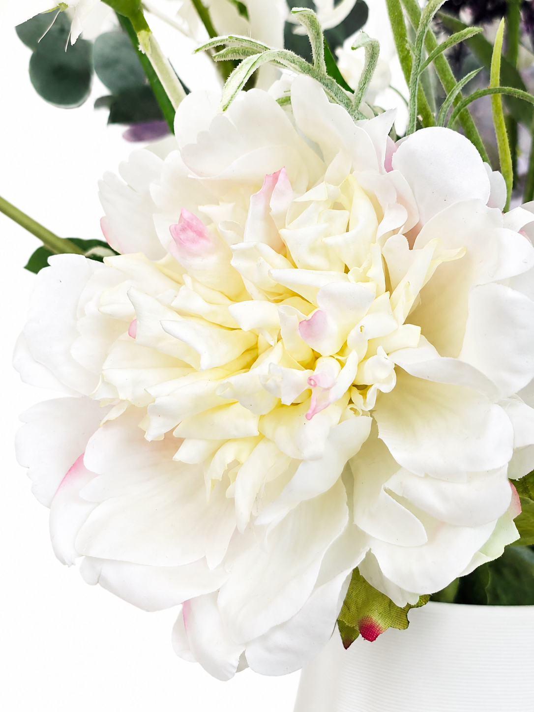 Eleganter Seidenblumenstrauß Ella mit lila und weißen Kunstblumen 