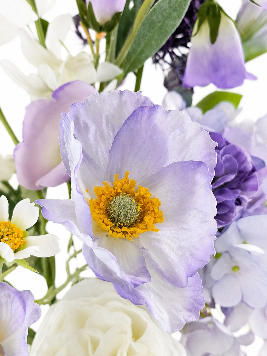 Eleganter Seidenblumenstrauß Ella mit lila und weißen Kunstblumen 