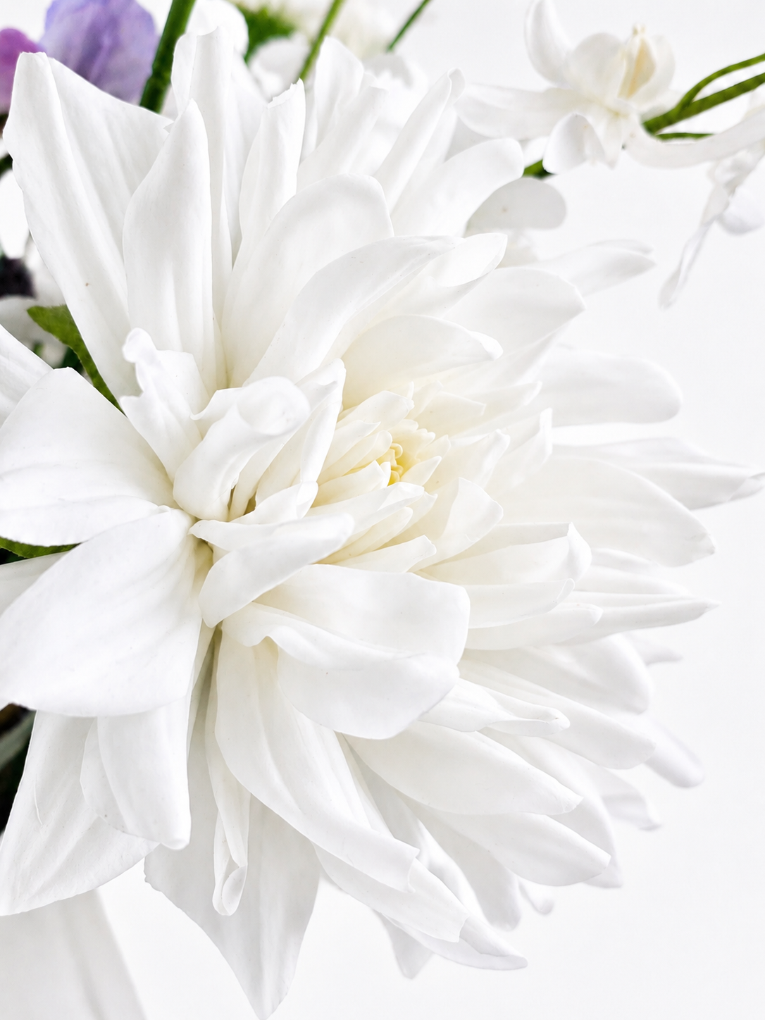 Eleganter Seidenblumenstrauß Ella mit lila und weißen Kunstblumen 