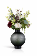 Eleganter Seidenblumenstrauß Emilia mit weißen, grünen und bordeauxfarbenen Kunstblumen in dunkler Vase