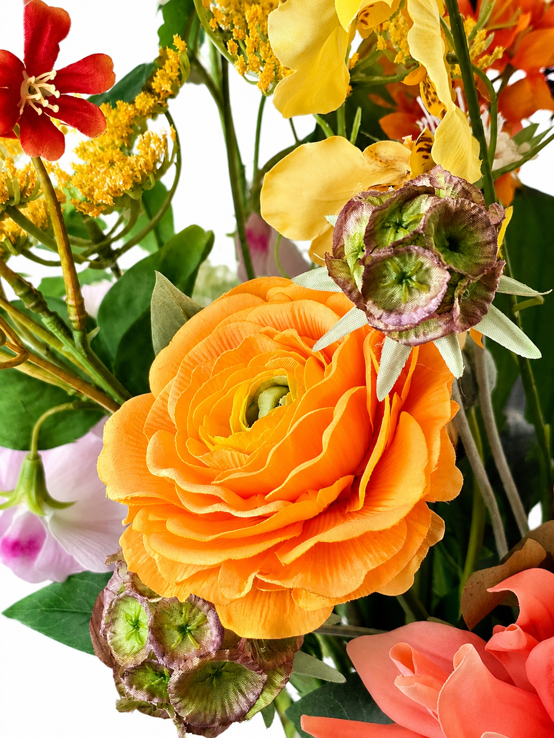 Eleganter Seidenblumenstrauß Emma mit orangefarbenen und gelben Kunstblumen