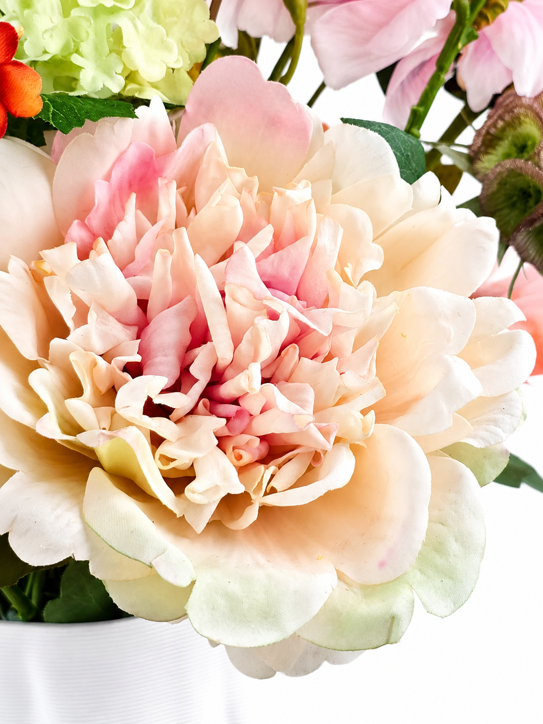Eleganter Seidenblumenstrauß Emma mit orangefarbenen und gelben Kunstblumen