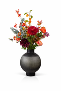 Kraftvoller Seidenblumenstrauß Julia mit roten und orangefarbenen Kunstblumen in dunkler Vase