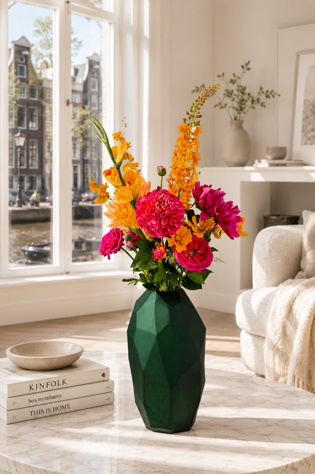 Lebendiger Seidenblumenstrauß Lia mit orangefarbenen und pinken Kunstblumen in grüner Vase