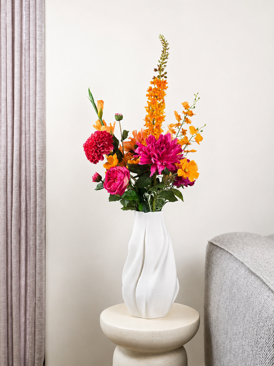 Lebendiger Seidenblumenstrauß Lia mit orangefarbenen und pinken Kunstblumen in weiseVase