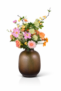 Verspielter Seidenblumenstrauß Lin mit rosa, orangefarbenen und grünen Kunstblumen in brauner Vase