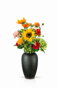 Farbenfroher Seidenblumenstrauß Louisa mit Sonnenblumen und orangefarbenen Kunstblumen in dunkler Vase