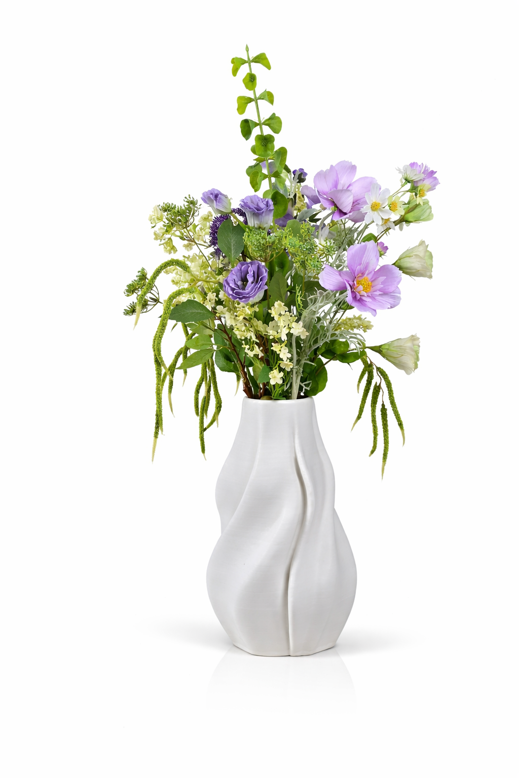 Eleganter Seidenblumenstrauß Maira mit lilafarbenen Kunstblumen und grünem Blattwerk in weißer Vase
