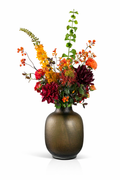 Ausdrucksstarker Seidenblumenstrauß Marie mit roten und orangefarbenen Kunstblumen in goldbrauner Vase