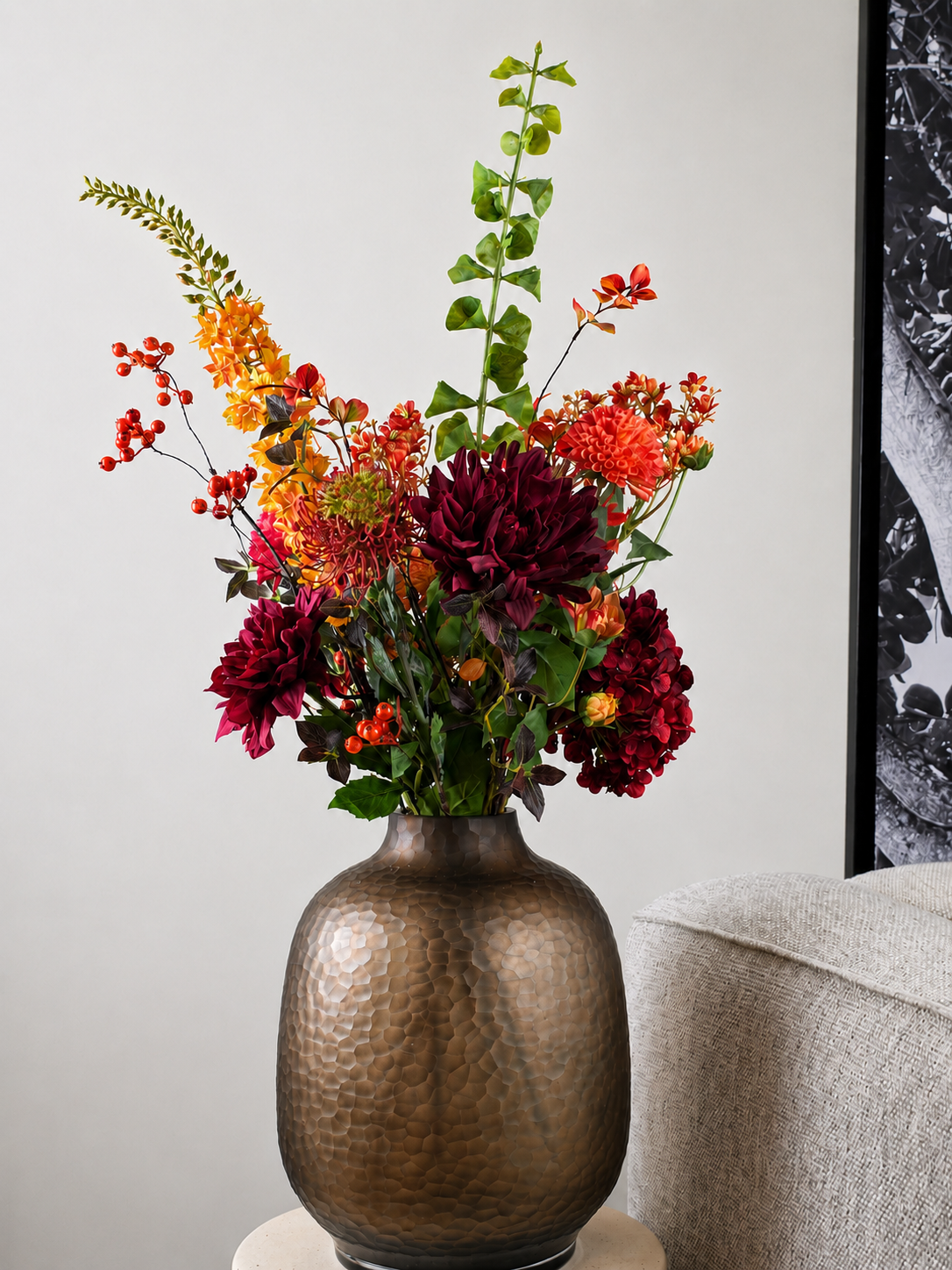 Ausdrucksstarker Seidenblumenstrauß Marie mit roten und orangefarbenen Kunstblumen in goldbrauner Vase