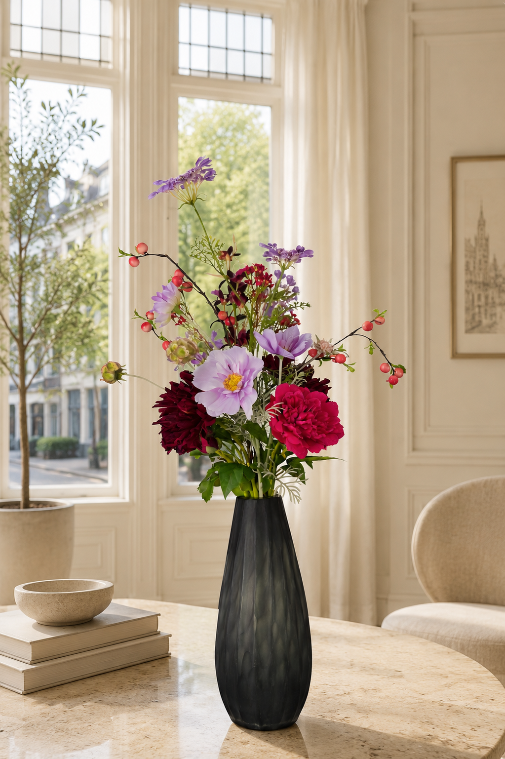 Eleganter Seidenblumenstrauß Mila mit lilafarbenen und rosa Kunstblumen in dunkler Vase