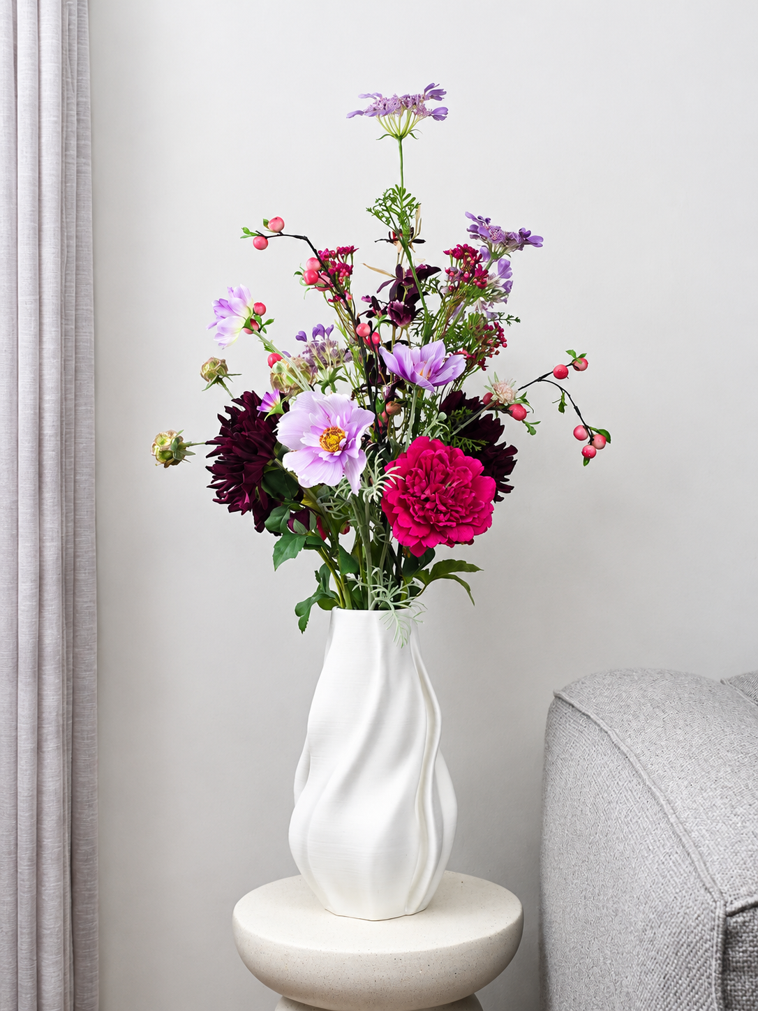Eleganter Seidenblumenstrauß Mila mit lilafarbenen und rosa Kunstblumen in dunkler Vase