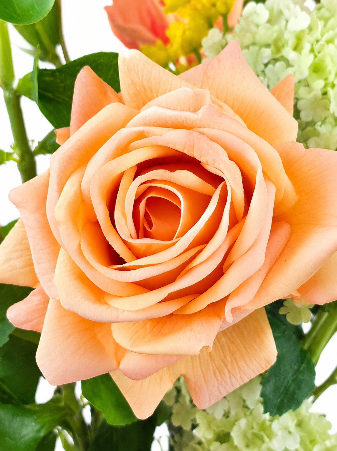 arbenfroher Seidenblumenstrauß Milou mit rosa, orangefarbenen und violetten Kunstblumen 