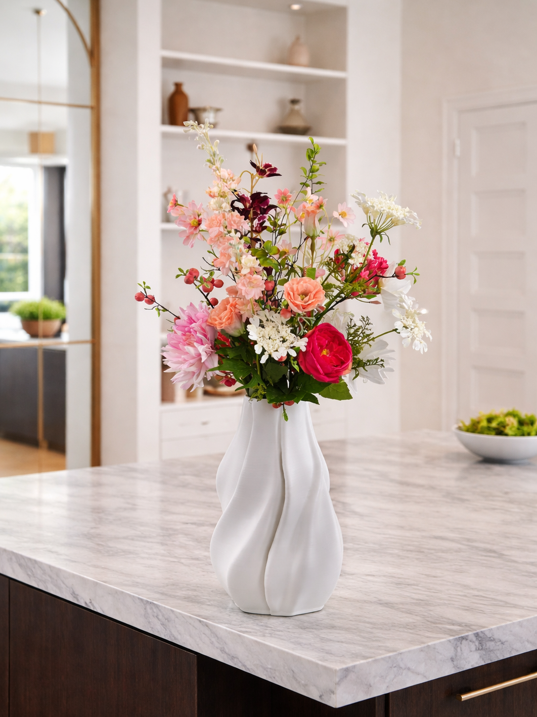 Eleganter Seidenblumenstrauß Nea mit rosa, weißen und pinken Kunstblumen in weißer Vase