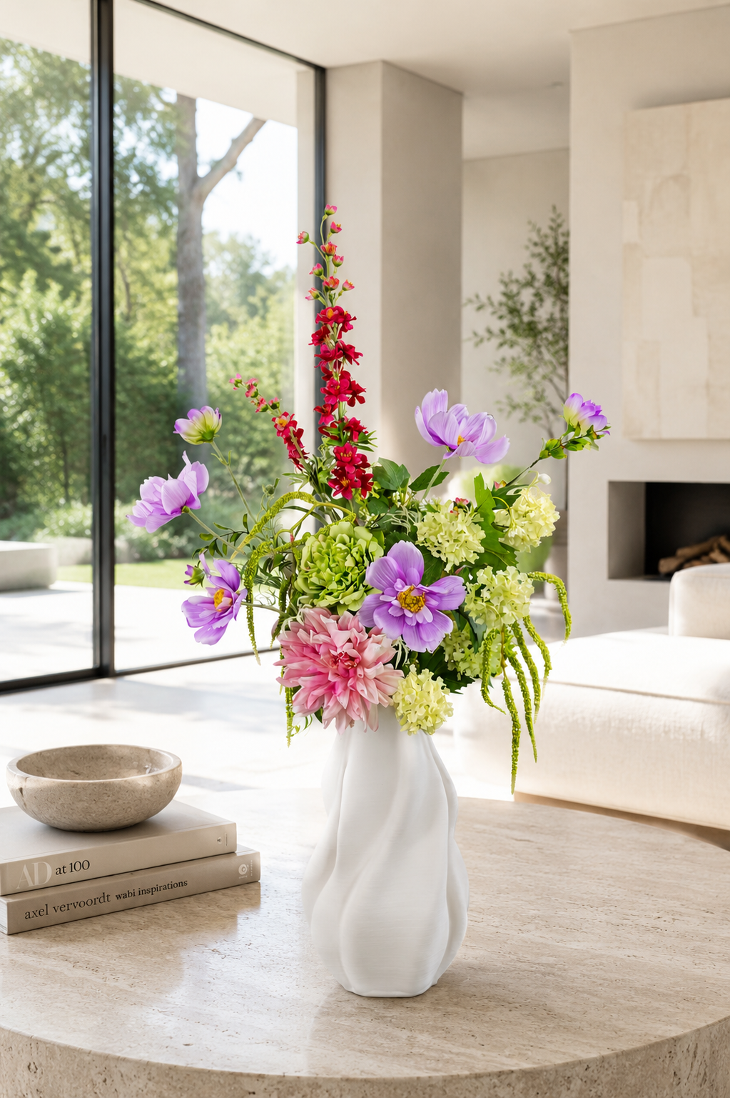 Frischer Seidenblumenstrauß Noor mit rosa und lilafarbenen Kunstblumen in weißer Vase