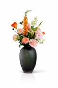 Eleganter Seidenblumenstrauß Sara mit pfirsichfarbenen, rosa und orangefarbenen Kunstblumen in dunkler Vase