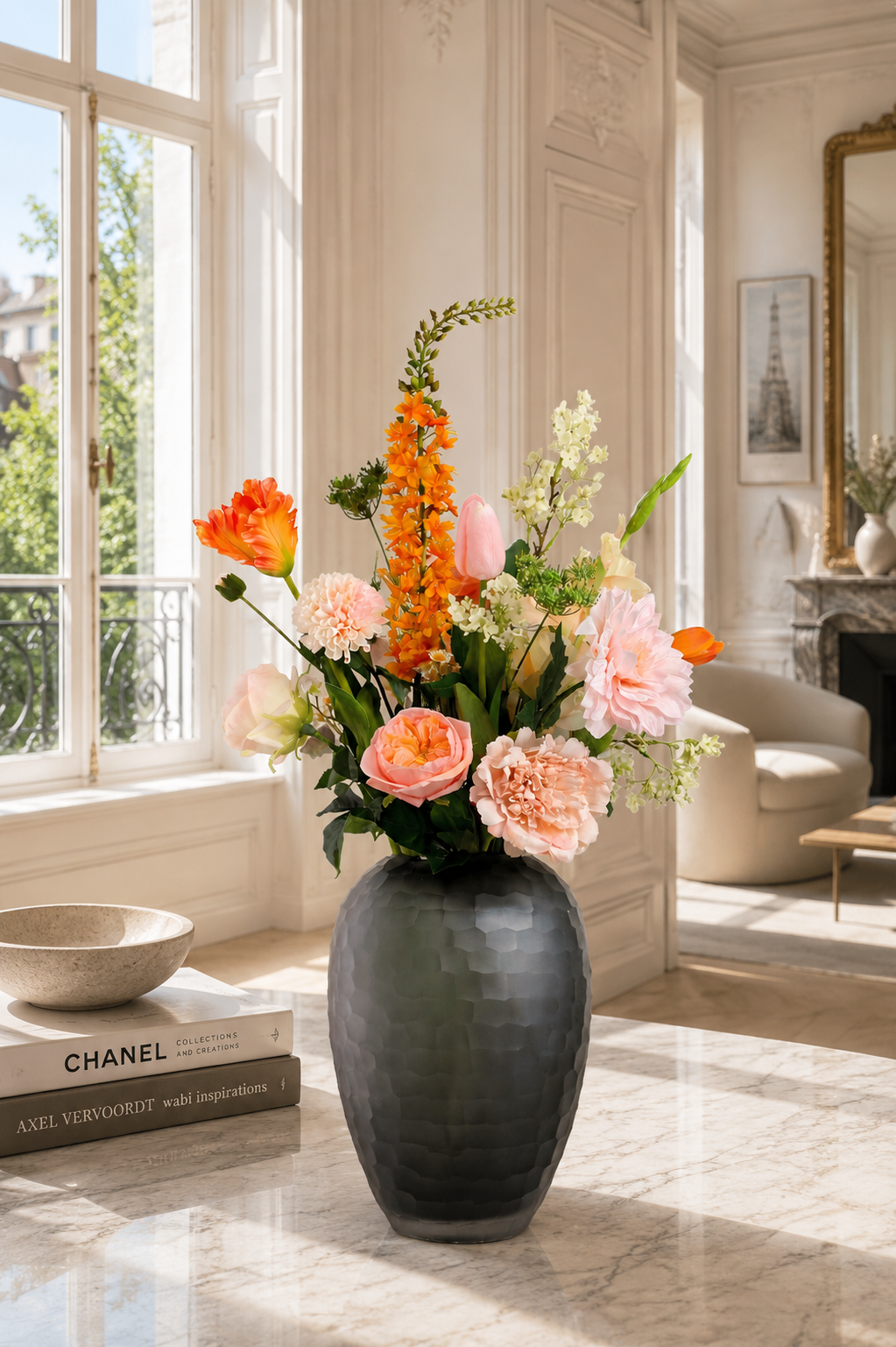 Eleganter Seidenblumenstrauß Sara mit pfirsichfarbenen, rosa und orangefarbenen Kunstblumen in dunkler Vase