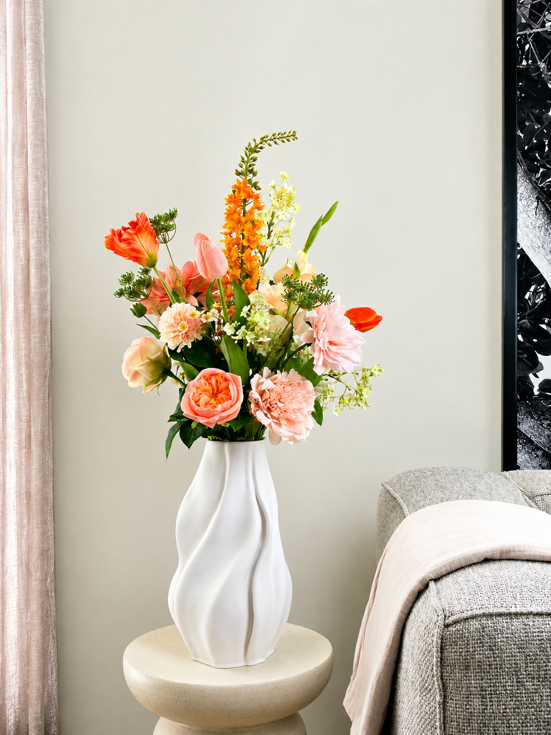 Eleganter Seidenblumenstrauß Sara mit pfirsichfarbenen, rosa und orangefarbenen Kunstblumen in weise Vase