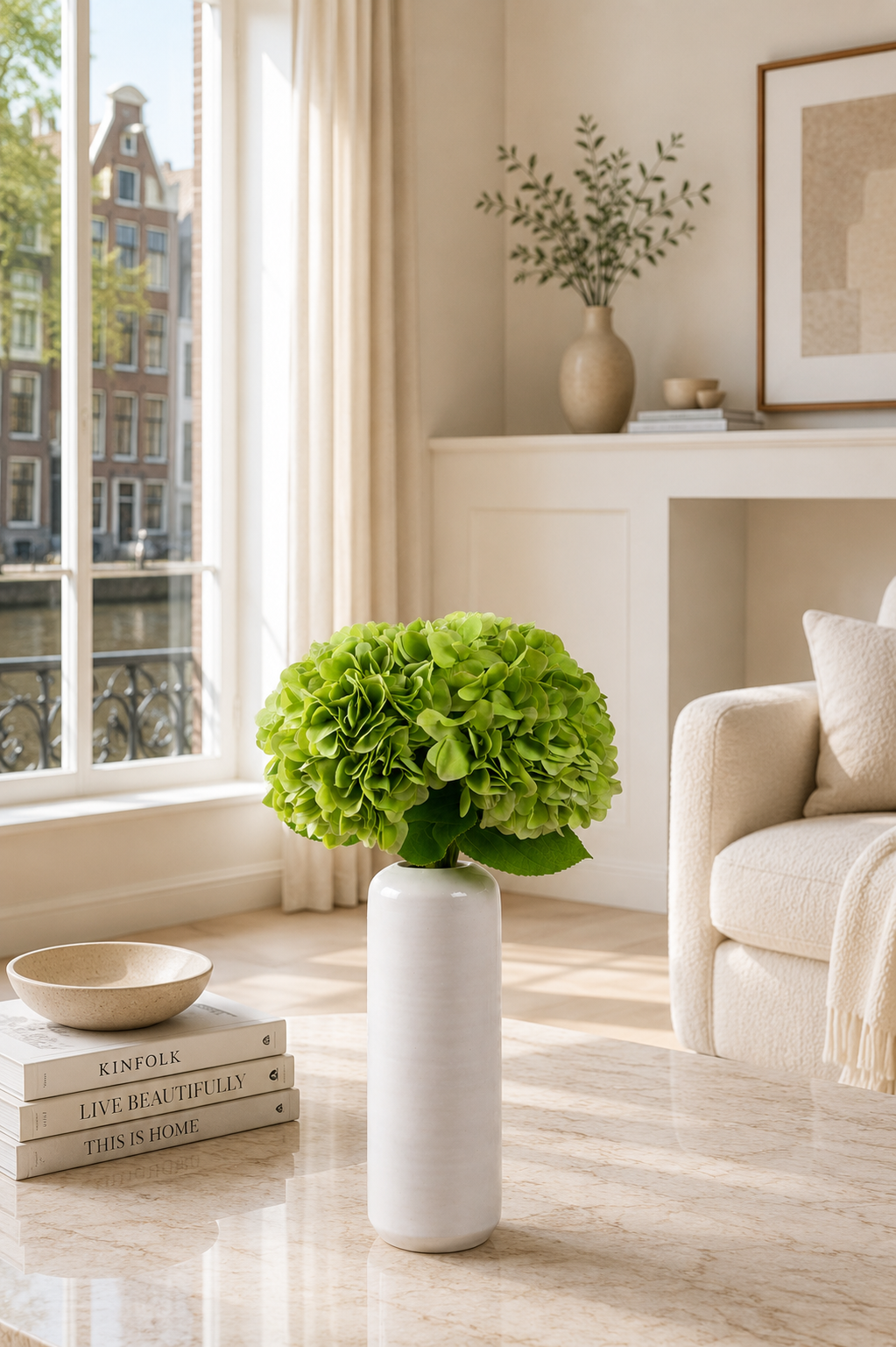 Moderner Seidenblumenstrauß Green Fortune mit grüner Hortensie in weißer Vase