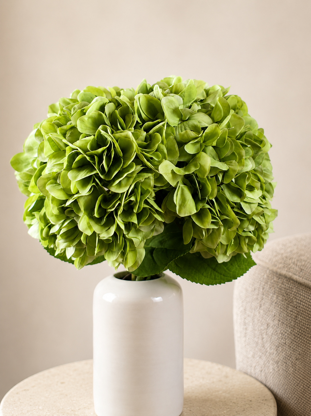 Moderner Seidenblumenstrauß Green Fortune mit grüner Hortensie in weißer Vase
