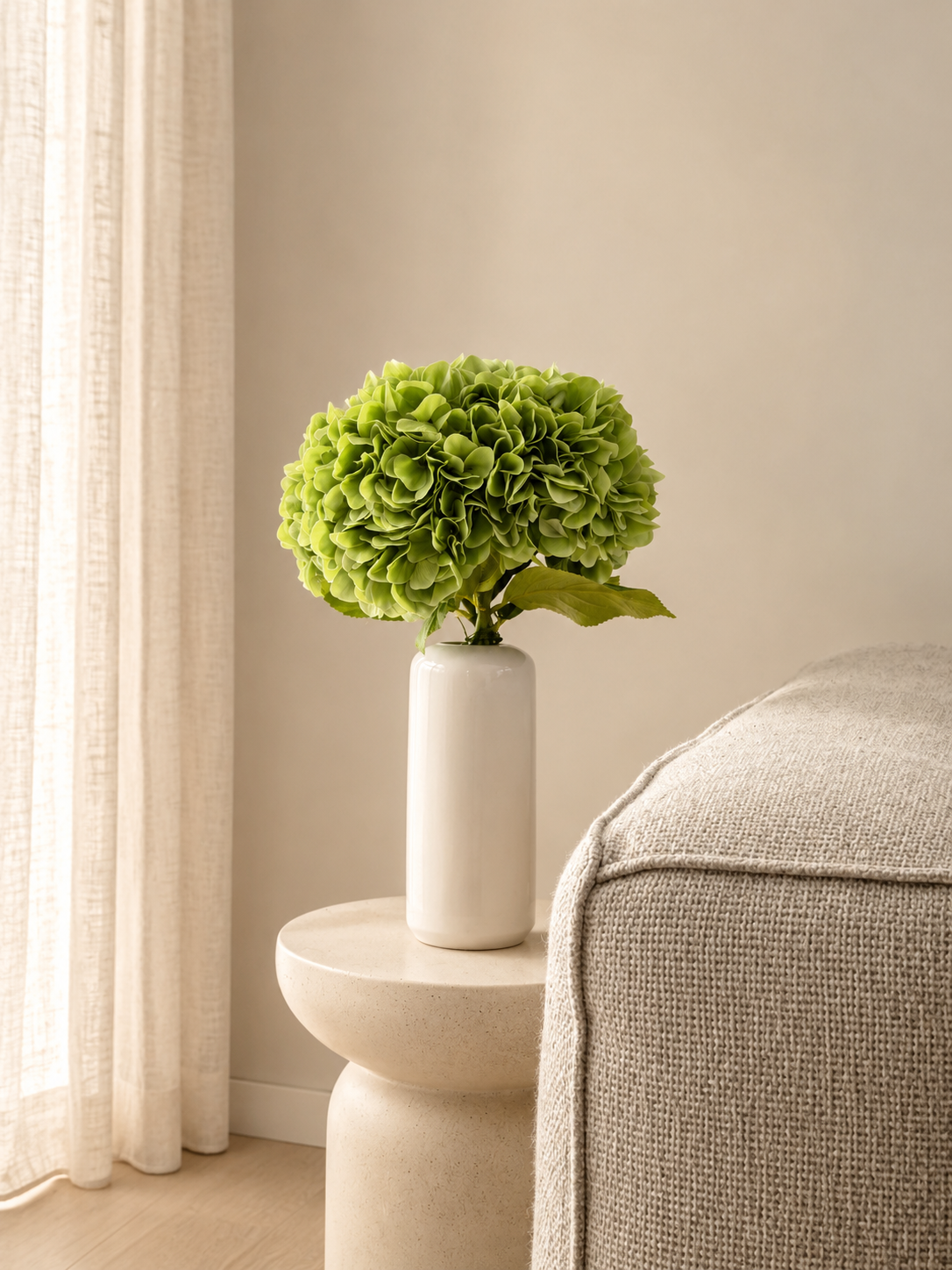 Moderner Seidenblumenstrauß Green Fortune mit grüner Hortensie in weißer Vase